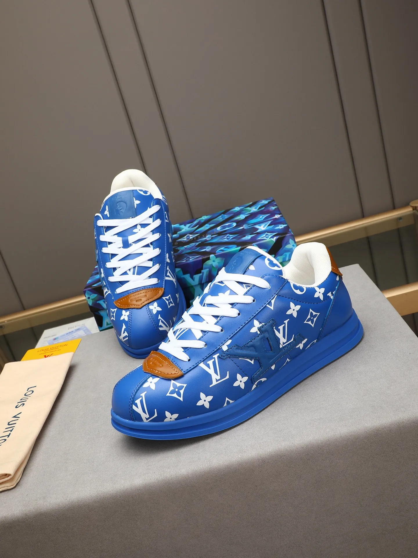 Men's Men's Shoes 💰500 LV Louis Vuitton L Jialu Brand Runner Tatic Series Thick-soled Casual Sports Shoes Running Shoes Original purchase, development, production This LV Runner Tatic sports shoe combines technical materials such as mesh fabric and ribbons to interpret the inspiration of traditional mountaineering shoes. LV letters are written on one side, the lariat buckle of the quick lacing system is embellished with Monogram flowers and Louis Vuitton logos, and the light and wear-resistant rubber outsole completes the whole. ▪️Fabric: Original imported cowhide + mesh ▪️Inner lining: Original customized breathable mesh ▪️Sole: Original open-molded anti-slip rubber combination material ▪️Size: Men's 40-44 (45 46 customized)